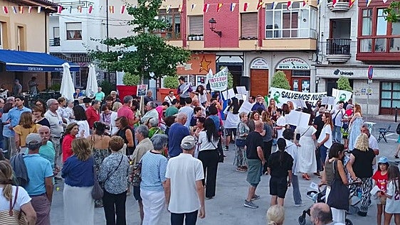 Centenares de vecinos vuelven a salir a la calle en Ampuero para protestar por las obras del río Asón