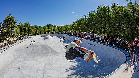 Acróbatas del patinete estrenan el skate park de Torrelavega en el Garbage Fest 2026