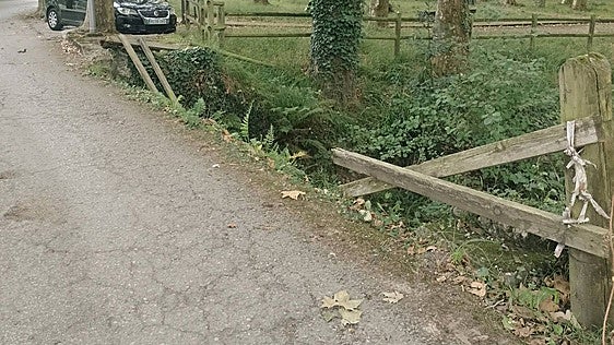 Destrozan las vallas del puente sobre el arroyo de Revilla de Riotuerto