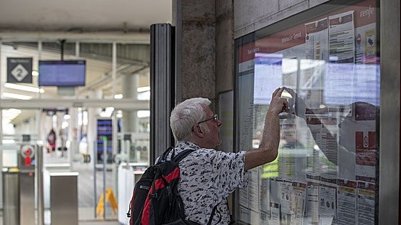 Suspendidos nueve trenes de Cercanías en Cantabria por «reajustes del servicio»