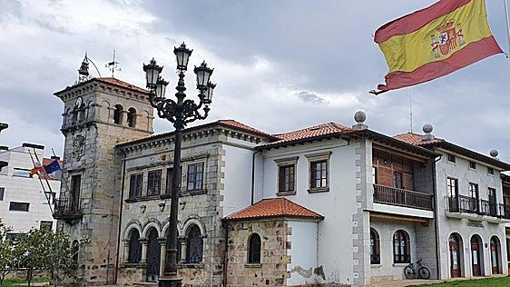 Las escuelas deportivas de Cayón llevan dos años sin contrato y la oposición cuestiona otros pagos