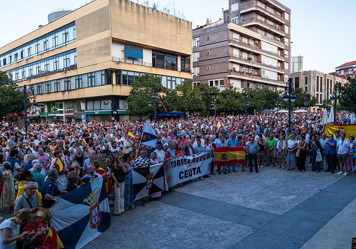 Miles de personas colman el Bulevar Demetrio Herrero de Torrelavega para respaldar a los ceutíes