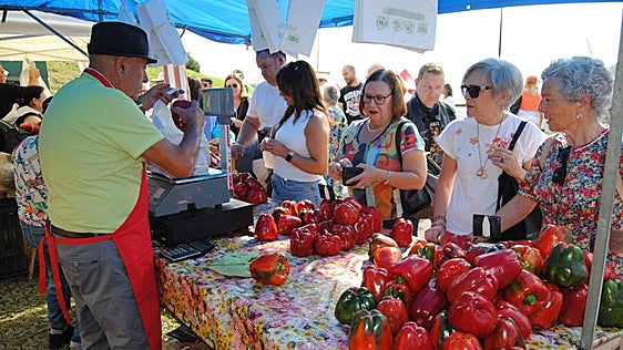 Isla se va de feria con los pimientos de sus huertas