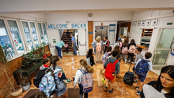 El curso arranca en Cantabria con una caída de 3.000 alumnos, 92 docentes menos y el cierre de 50 aulas
