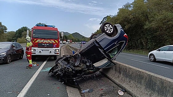 Cinco coches implicados en un espectacular accidente en la A-8 deja solo heridos leves