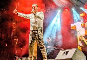 Manu Tenorio en un momento de su actuación en San Vicente.