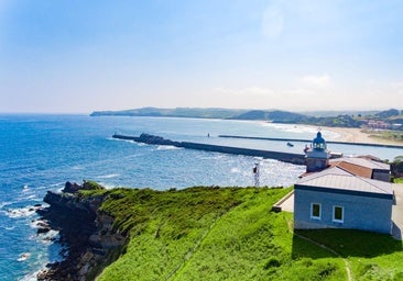 Faro de la Punta de la Silla, enclavado en un privilegiado entorno a la entrada del puerto de San Vicente.