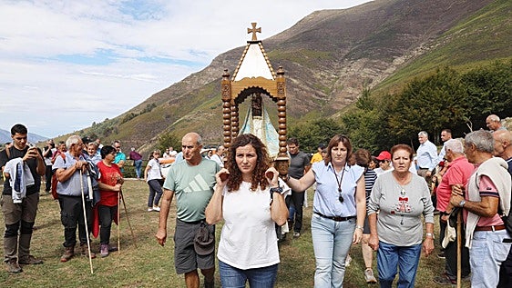 Los lebaniegos sacan en procesión a la Virgen de la Luz