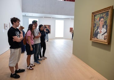 Álvaro, Victoria, Ángel y Maried observan uno de los autorretratos de Frida Kalho.