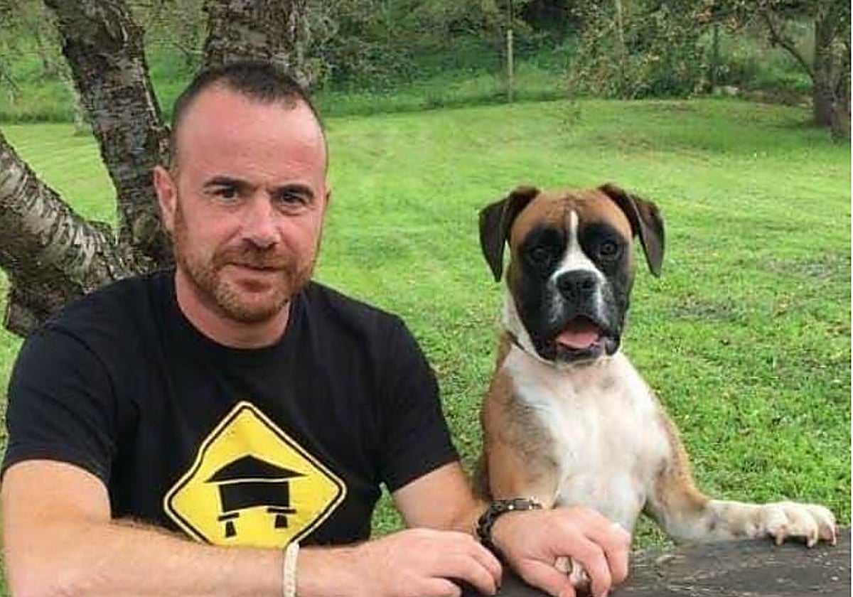 Javier Solares, junto a su perro.