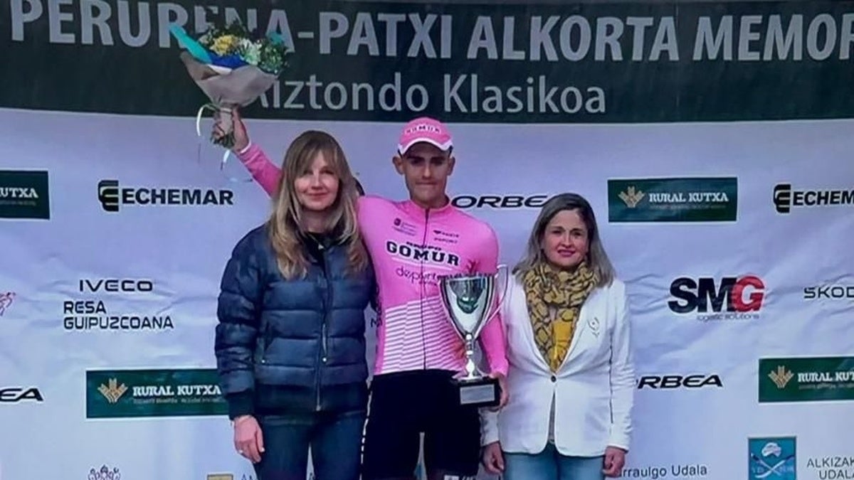 Óscar Vian, el pasado mes de marzo con el trofeo de ganador en la Clásica de Aiztondo.