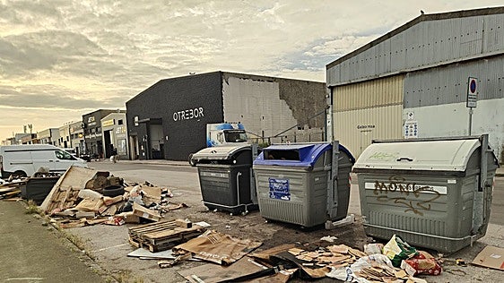 El PSOE de Camargo critica la presencia «cronificada» de basura y ratas en el Polígono de Raos