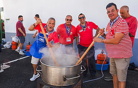 Santoña cocina a fuego lento más de 10.000 raciones de marmite