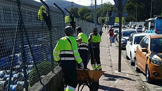 Camargo refuerza las labores de limpieza en la Avenida de Bilbao en Maliaño
