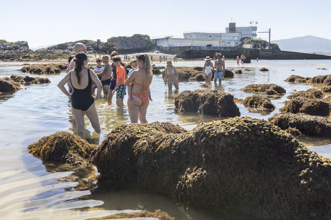 Los bañistas, entre las rocas, y frente a la isla de La Torre.