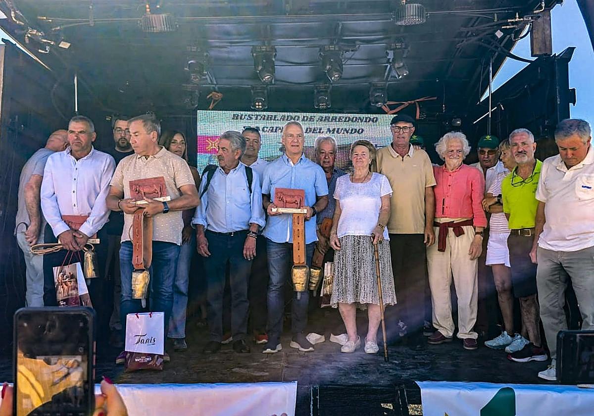 Urkullu, en el centro, con la vaca y el campano en la mano, junto al resto de premiados y expresidente Revilla.