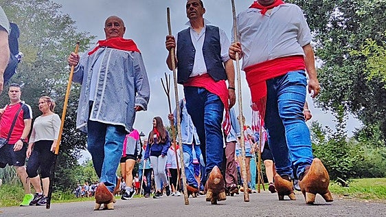 San Cipriano marcha al son de las albarcas, en imágenes