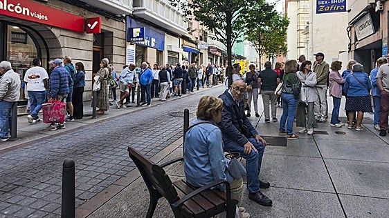 Madrugones, colas y quejas ante el «aluvión» de solicitudes para viajar con el Imserso