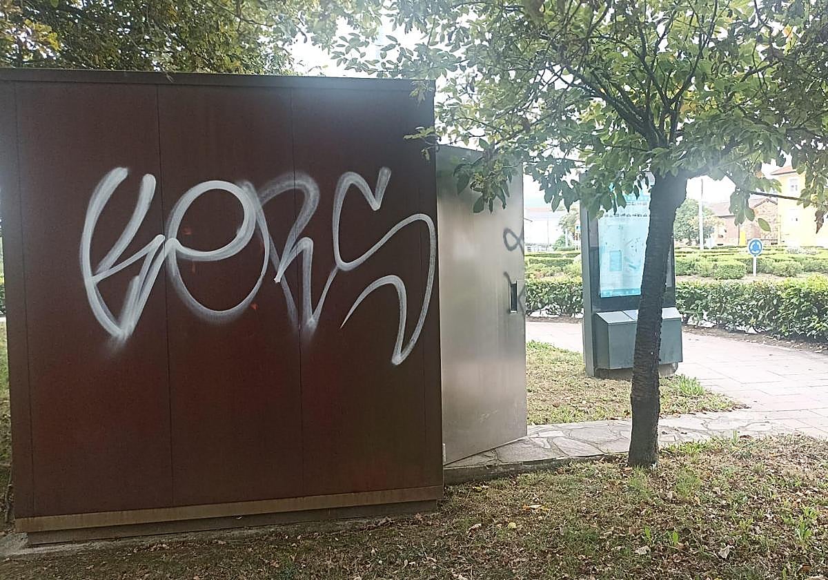 El vandalismo deja fuera de uso una y otra vez uno de los baños públicos del Bulevar Ronda