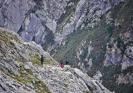 Muere una senderista noruega tras despeñarse en la Ruta del Cares al perder el equilibrio con su mochila