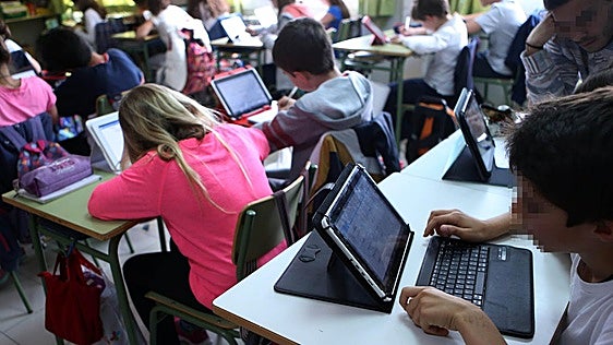 Aulas cántabras ante la IA: vuelta a los trabajos a mano y una llamada a «repensar» la evaluación