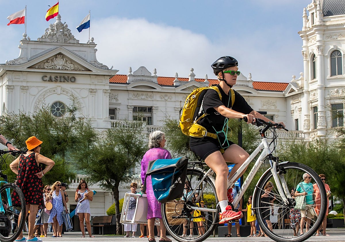Un ciclista, en la zona del Casino de Santander, en el El Sardinero.