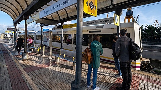 Crece el hartazgo entre usuarios de Cercanías de Cantabria al suprimirse este mes 50 viajes cada semana