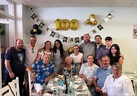María del Carmen Villar LLano, rodeado de parte de su familia.