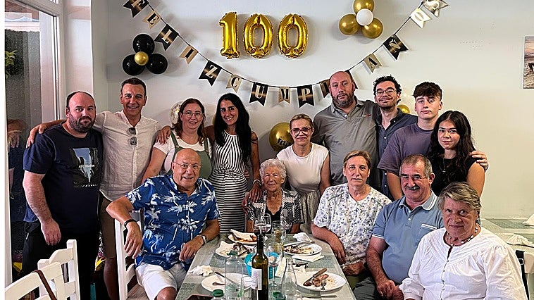 María del Carmen Villar Llano, la abuela de Herrerías, cumple cien años