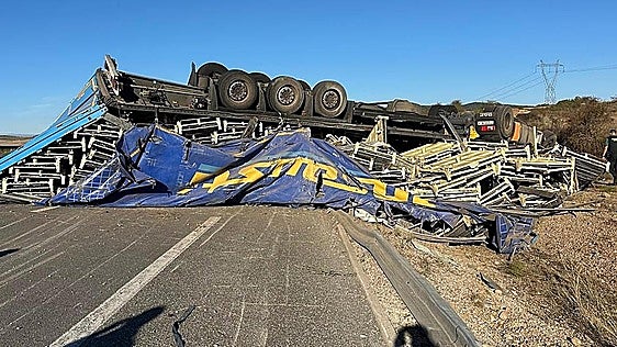 La A-67 se reabre al tráfico completamente 21 horas después del accidente con dos muertos en Palencia