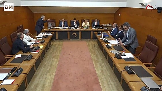 Duro choque entre el consejero Media y la oposición en el debate de la piscina de olas