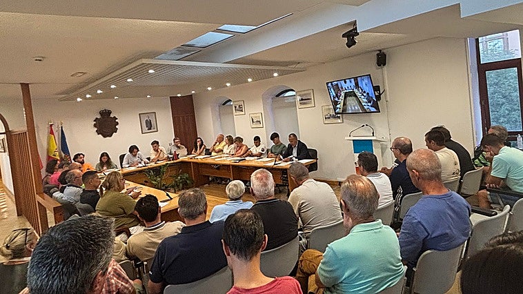 El alcalde de El Astillero accede a reunirse con los amarristas de Orconera tras tres años de silencio