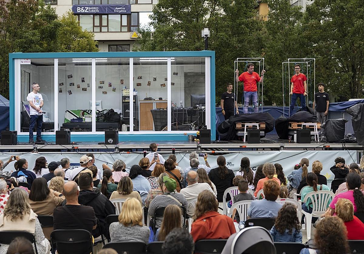 El Mago Xuso y Asier Moon durante uno de sus trucos, este domingo, en la plaza del Ayuntamiento de Santander.