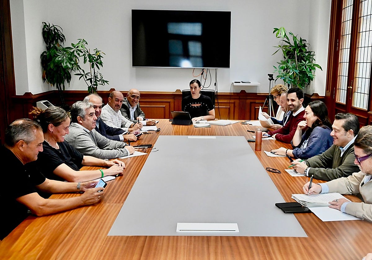 La alcaldesa de Santander, Gema Igual, preside la reunión del Consejo Rector del IMD.