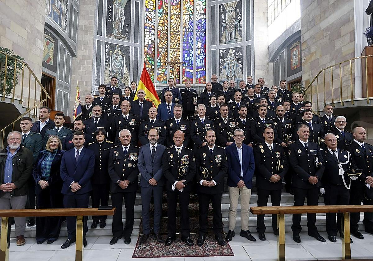 Torrelavega se rinde al trabajo de la Policía Nacional en el día de su patrón