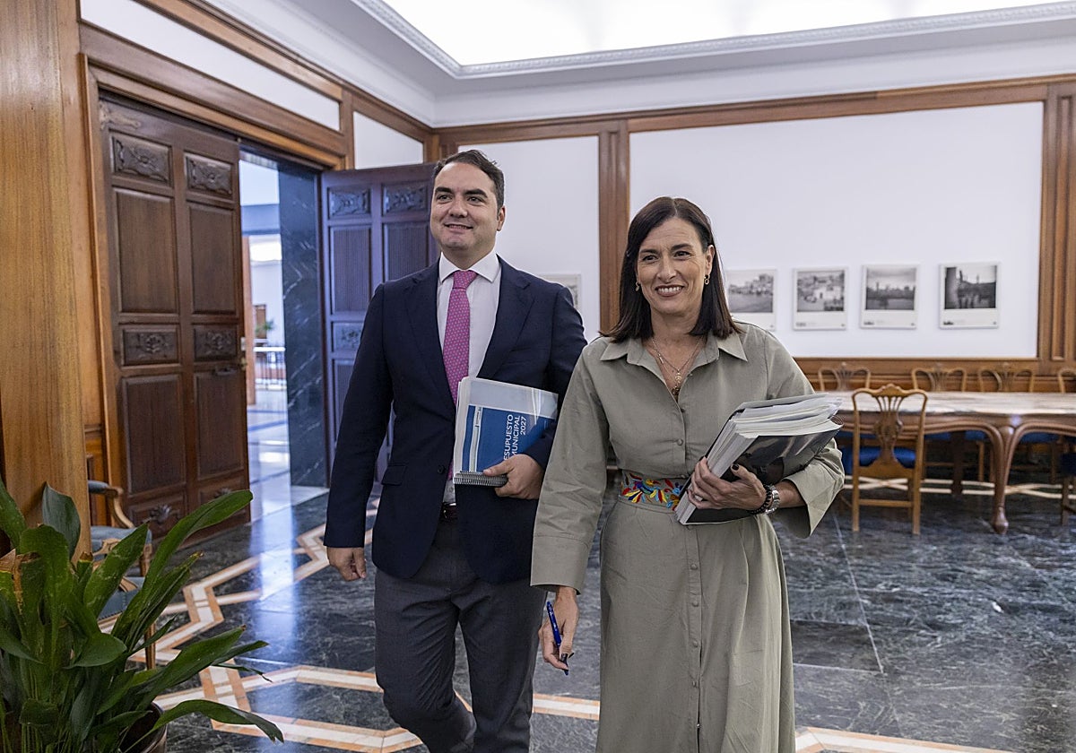 La alcaldesa de Santander, Gema Igual, junto al concejal de Economía, Javier García, a su llegada a la rueda de prensa de presentación el Presupuesto.