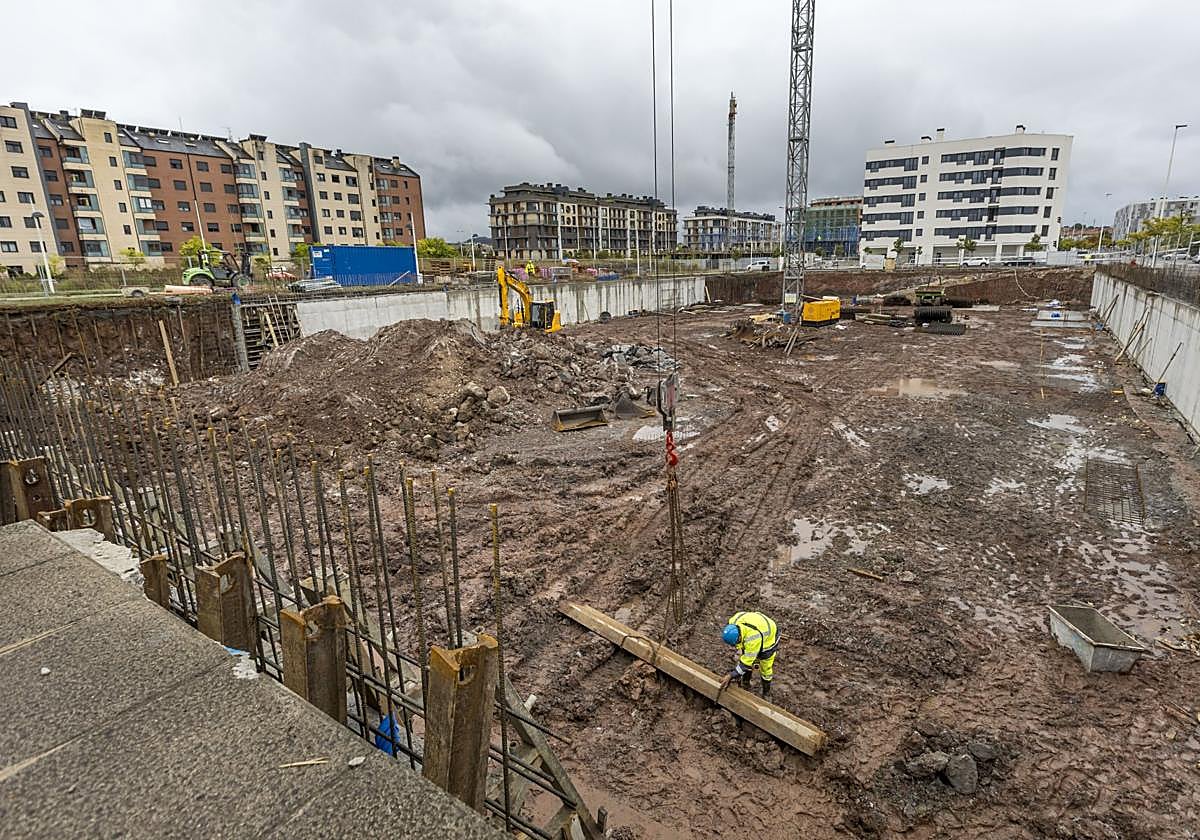Obras en un solar de Peñacastillo destinado a la construcción de pisos