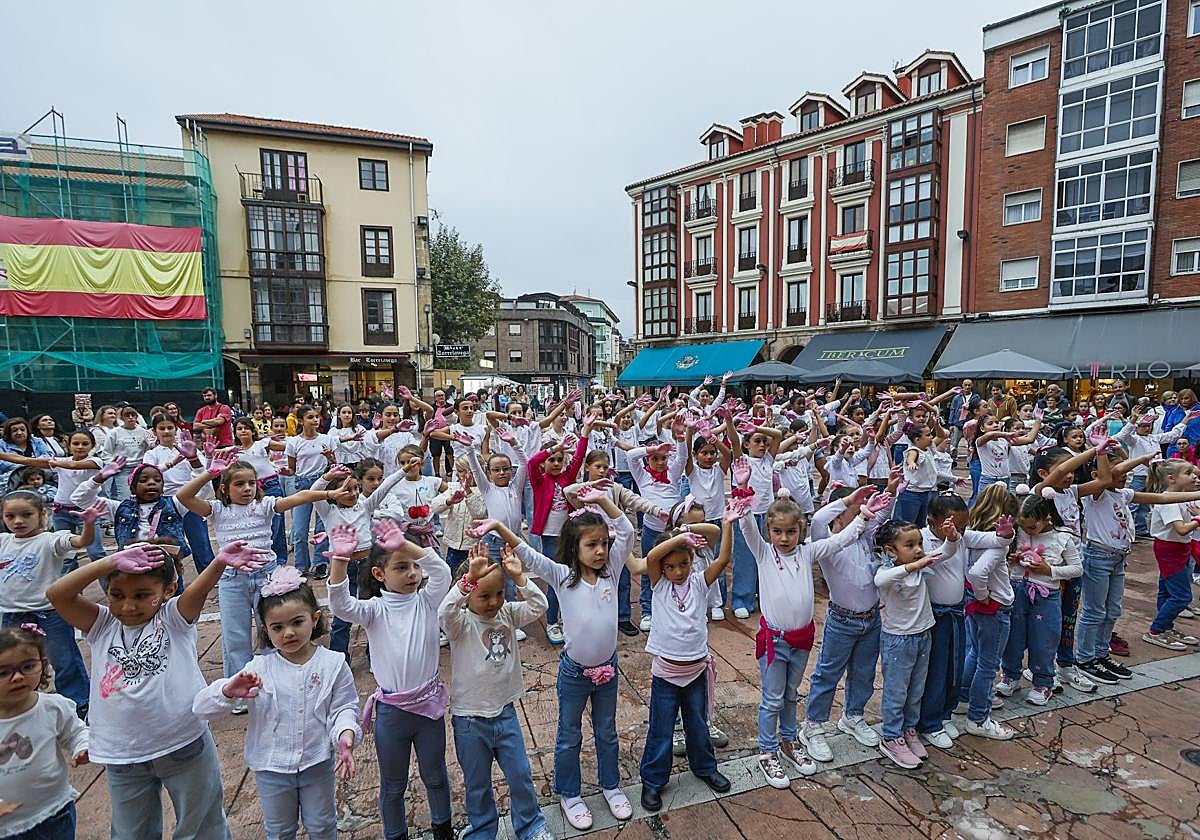 La plaza Baldomero Iglesias baila contra el cáncer de mama