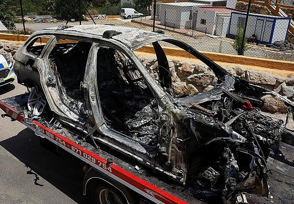 La Guardia Civil busca posibles víctimas entre los vehículos calcinados