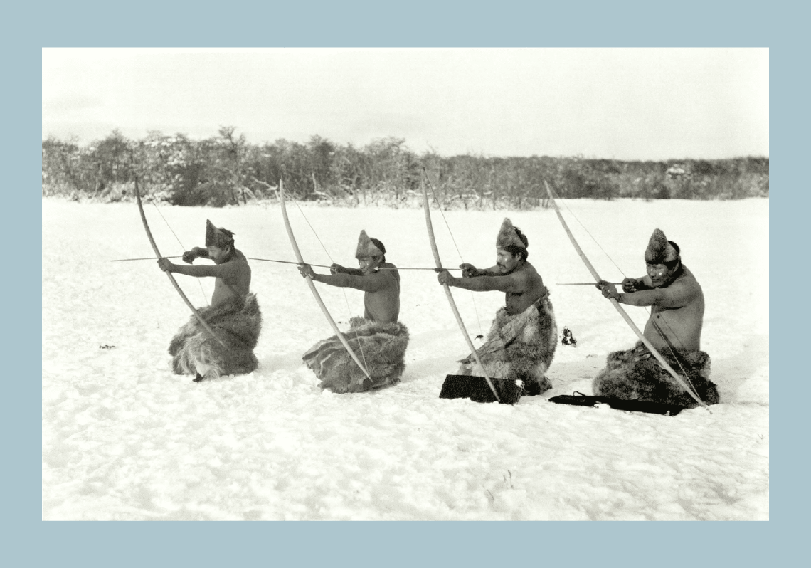 Tiro en posición agachada. Cazadores de guanacos. Los arcos están fabricados con madera blanca de haya y las flechas, talladas en madera amarilla de michay. Selknam, 1919-1924.