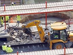 Un tramo de unos diez metros de largo del andén central de la estación de ferrocarril de Bellvitge en L'Hospitalet de Llobregat (Barcelona), situado encima del túnel en construcción del AVE, se ha hundido esta mañana sin que el incidente haya causado daños personales. / EFE