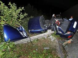 Estado en que quedó un automovil que sufrió un accidente esta noche al salirse de la carretera y chocar contra un poste en pontevedra. /EFE