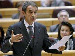 Zapatero se niega a hablar de la polémica por un viaje a un acto de campaña en avión militar