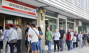 Una fila de parados ante la oficina de empleo. / Archivo