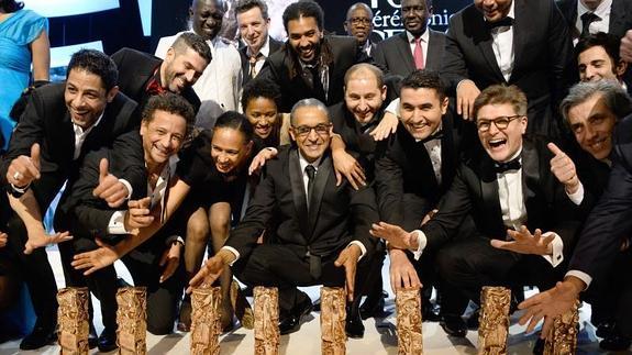 El equipo de la película 'Timbuktu' posa con los galardones. 