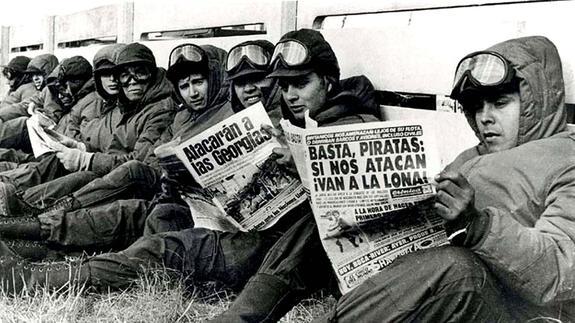 Soldados argentinos leen la prensa en Port Stanley (Malvinas).