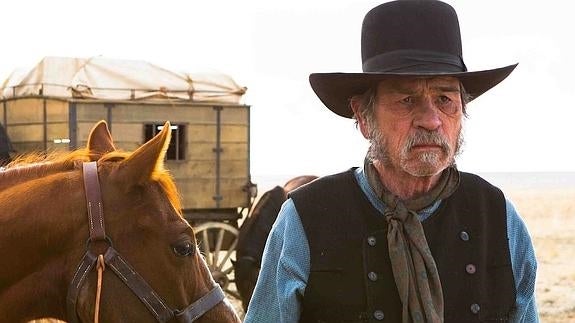 Tommy Lee Jones, en una secuencia de 'Duelo de Honor'.
