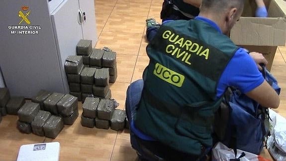 Un agente, durante uno de los registros. 