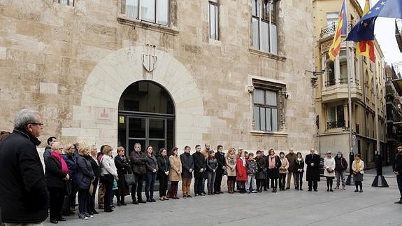 La Generalitat guarda tres minutos de silencio en repulsa por el crimen machista cometido en el municipio alicantino de Torrevieja.