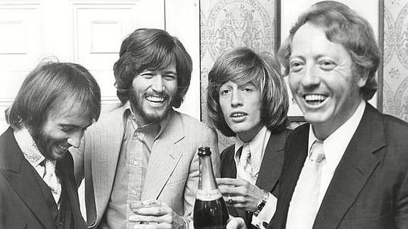 Robert Stigwood (d), con los Bee Gees.